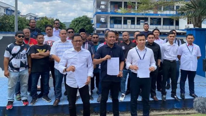Ketua Pergerakan Pemuda UMNO Bahagian Ampang, Datuk Hasry Sham Chasmen (tengah) memegang laporan polis di luar pekarangan IPD Ampang Jaya, hari ini.