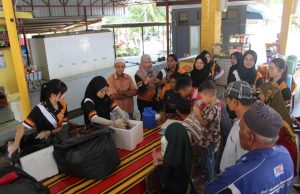 Pelajar KMB kongsi ilmu pembuatan baja dengan penduduk Kampung Tengah Gemencheh