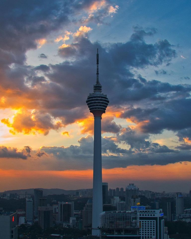 Berbuka puasa sambil nikmati panorama matahari terbenam