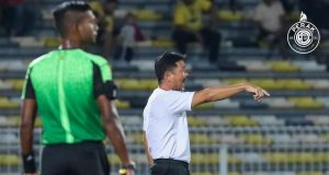 Datuk Lim Teong Kim (baju putih). Foto Facebook Perak Football Club.