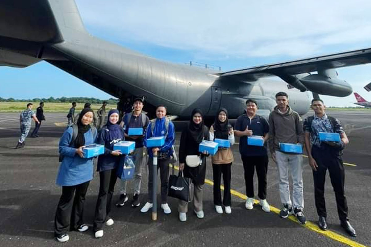 Pelajar UPNM balik kampung naik pesawat TUDM