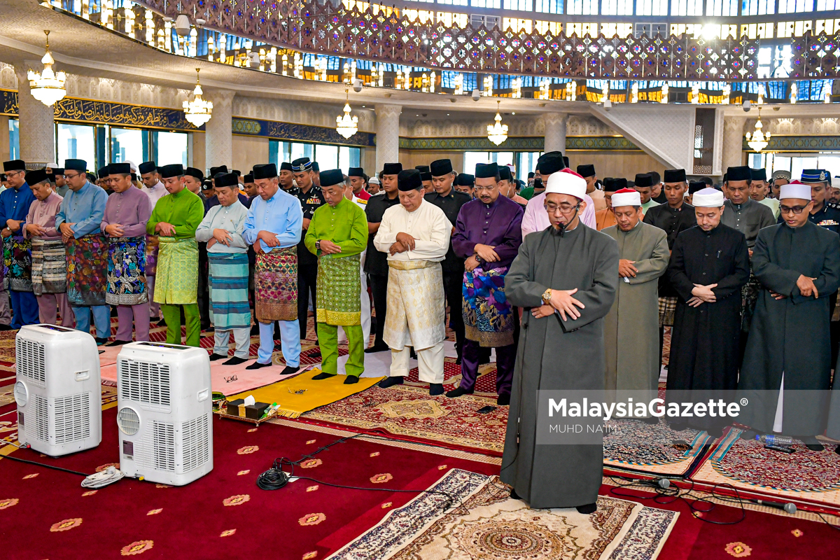 Agong Raja Permaisuri Solat Sunat Aidilfitri Di Masjid Negara