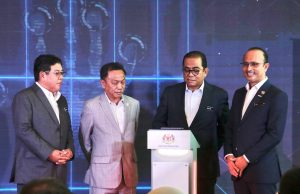 Dato’ Seri Mohamed Khaled Nordin (dua kari kanan) mengumumkan Dividen Simpan SSPN 2022 dan melancarkan Kempen Ganjaran Kesetiaan Simpan SSPN Prime 2023