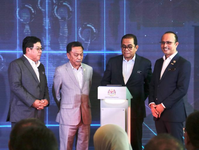 Dato’ Seri Mohamed Khaled Nordin (dua kari kanan) mengumumkan Dividen Simpan SSPN 2022 dan melancarkan Kempen Ganjaran Kesetiaan Simpan SSPN Prime 2023