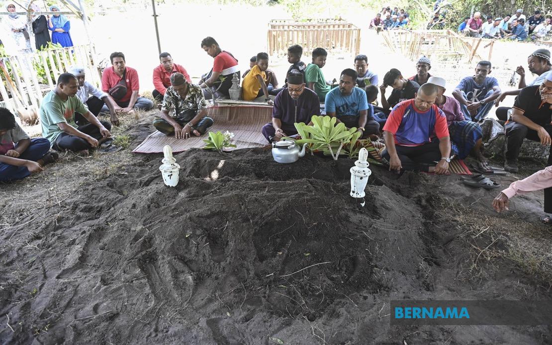 Jenazah Datuk, Cucu Mangsa Kemalangan Dikebumi Dalam Satu Liang Lahat