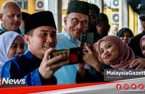 MGNews: Lagu Favourite ‘Azizah’ Tapi PM Dendang Bengawan Solo Di Hadapan Mahasiswa UiTM