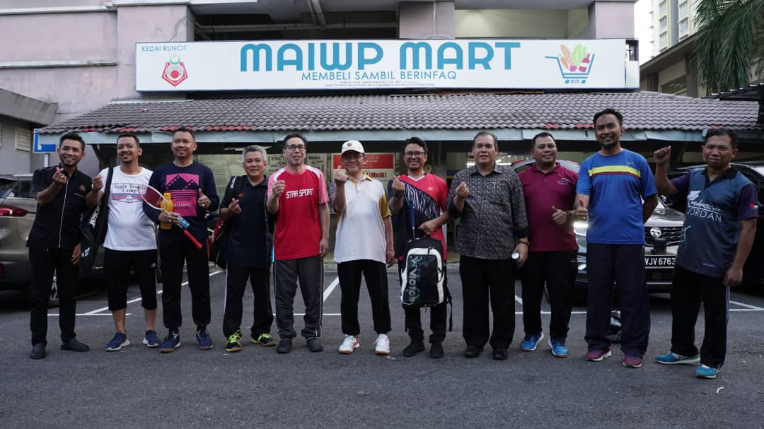 Terdahulu Mohd Naim meluangkan masa bermain badminton bersama kakitangannya di Putrajaya semalam.