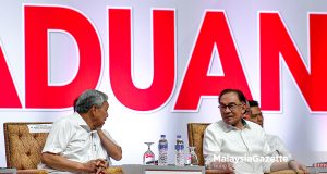 Perdana Menteri Datuk Seri Anwar Ibrahim dan Timbalan Menteri, Datuk Seri Dr Ahmad Zahid Hamidi berbual bersama ketika hadir pada Konvensyen Nasional Kerajaan Perpaduan 2023 di Pusat Dagangan Dunia Kuala Lumpur. Foto MUHD NA’IM, 14 MEI 2023.