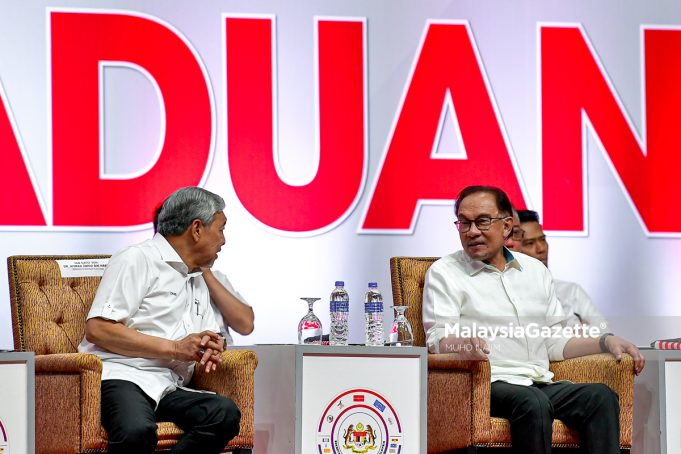 Perdana Menteri Datuk Seri Anwar Ibrahim dan Timbalan Menteri, Datuk Seri Dr Ahmad Zahid Hamidi berbual bersama ketika hadir pada Konvensyen Nasional Kerajaan Perpaduan 2023 di Pusat Dagangan Dunia Kuala Lumpur. Foto MUHD NA’IM, 14 MEI 2023.