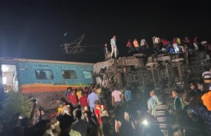 Kereta api tergelincir, lebih 200 penumpang maut