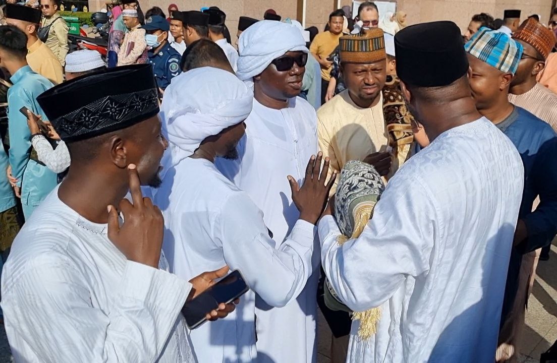 Jemaah warga asing mengenakan busana tradisi dengan jubah dan serban semasa menunaikan solat sunat Aidiladha di Masjid Putra, Putrajaya, hari ini.