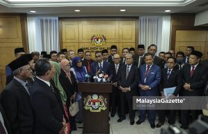 Ahli Parlimen PN pakai lilitan putih tanda protes kepada Johari