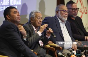 Pengerusi Proklamasi Orang Melayu (POM), Tun Dr Mahathir Mohamad bercakap pada sidang media berkenaan Proklamasi Orang Melayu di Hotel Sama-Sama KLIA, Sepang. Foto FAREEZ FADZIL, 28 JUN 2023.