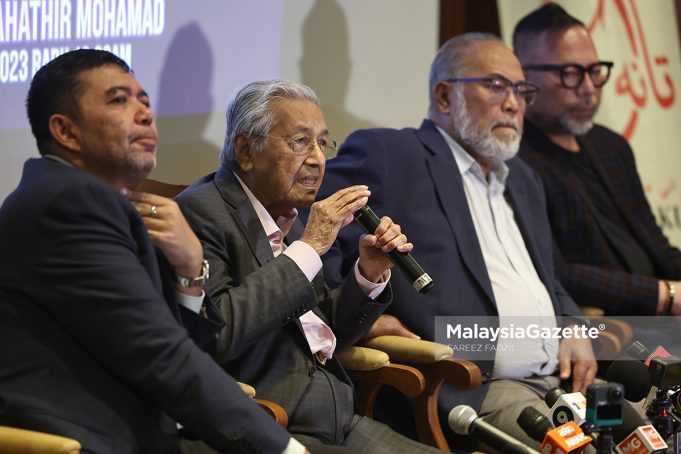 Pengerusi Proklamasi Orang Melayu (POM), Tun Dr Mahathir Mohamad bercakap pada sidang media berkenaan Proklamasi Orang Melayu di Hotel Sama-Sama KLIA, Sepang. Foto FAREEZ FADZIL, 28 JUN 2023.