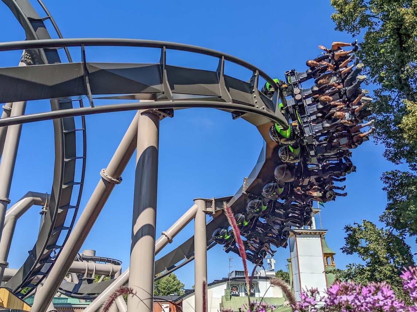 Rollercoaster tergelincir seorang maut dan 3 parah