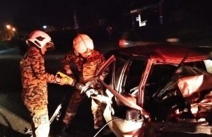 Pemandu kereta maut bertembung lori lima tan