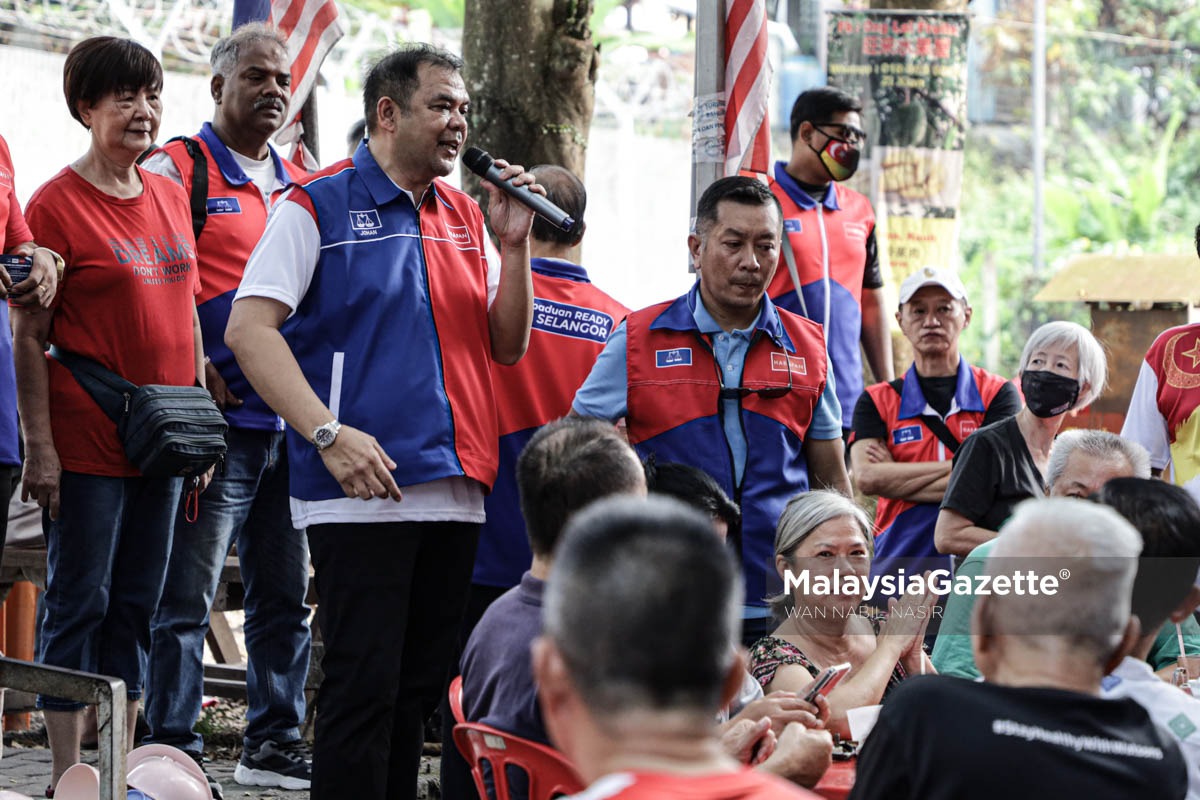 Kini kita pakai baju biru, merah