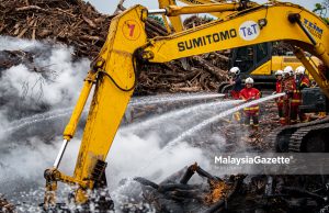 Kebakaran longgokan kayu ambil masa hingga malam untuk dipadam