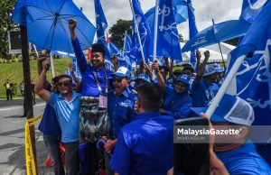 Calon Barisan Nasional (BN) N24 Jeneri, Datuk Muhamad Khizri Abu Kassim diraikan oleh penyokong selepas selesai menyerahkan borang penamaan calon sempena Pilihan Raya Negeri Ke-15 (PRN15) Kedah di Pejabat Daerah Dan Tanah Sik, Kedah. Foto MOHD ADZLAN, 29 JULAI 2023.