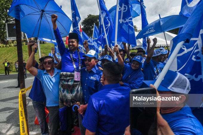 Calon Barisan Nasional (BN) N24 Jeneri, Datuk Muhamad Khizri Abu Kassim diraikan oleh penyokong selepas selesai menyerahkan borang penamaan calon sempena Pilihan Raya Negeri Ke-15 (PRN15) Kedah di Pejabat Daerah Dan Tanah Sik, Kedah. Foto MOHD ADZLAN, 29 JULAI 2023.