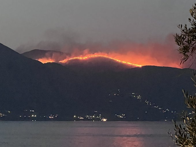 Penduduk Corfu di Greece pula bergelut dengan kebakaran