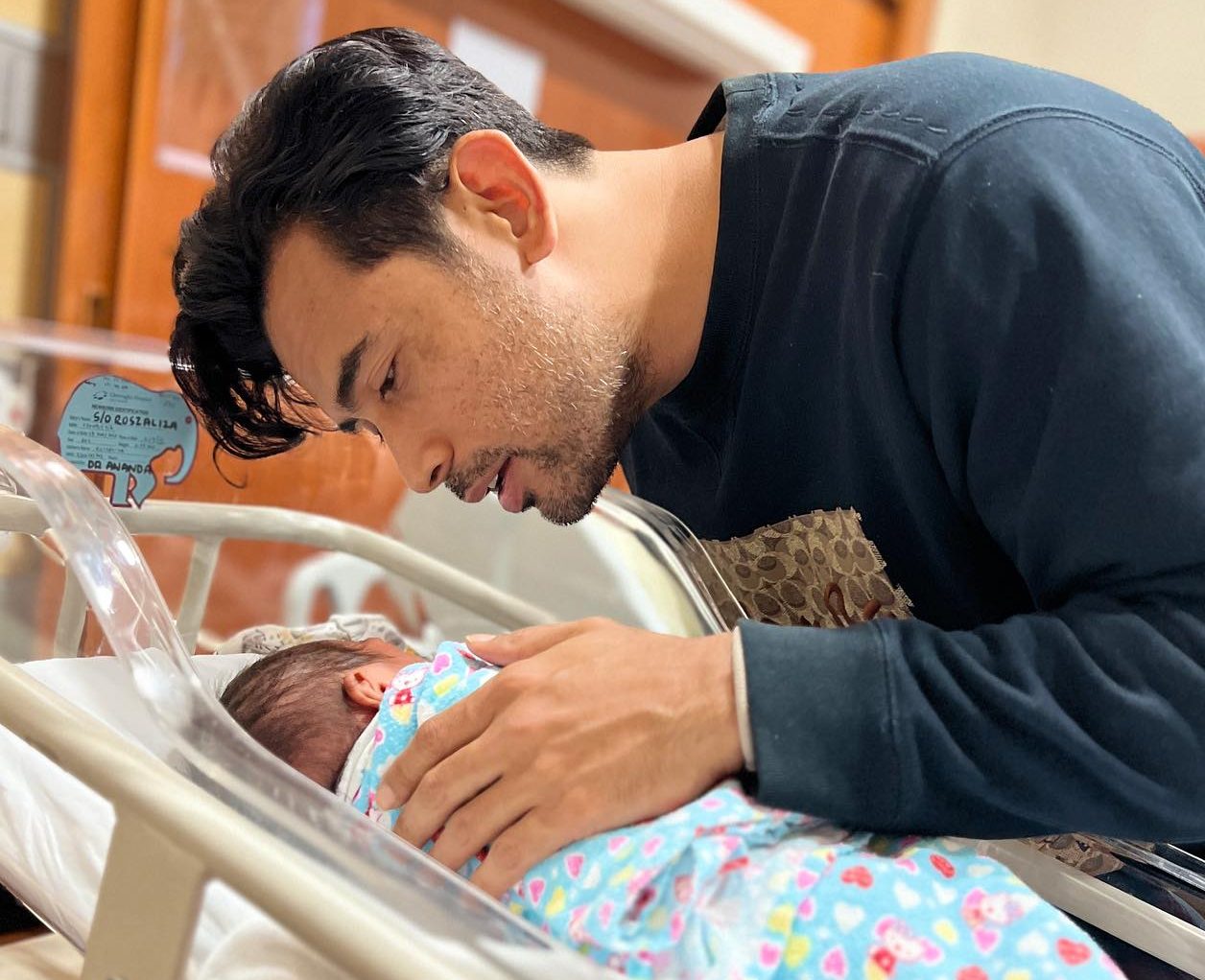 Remy Ishak timang anak lelaki