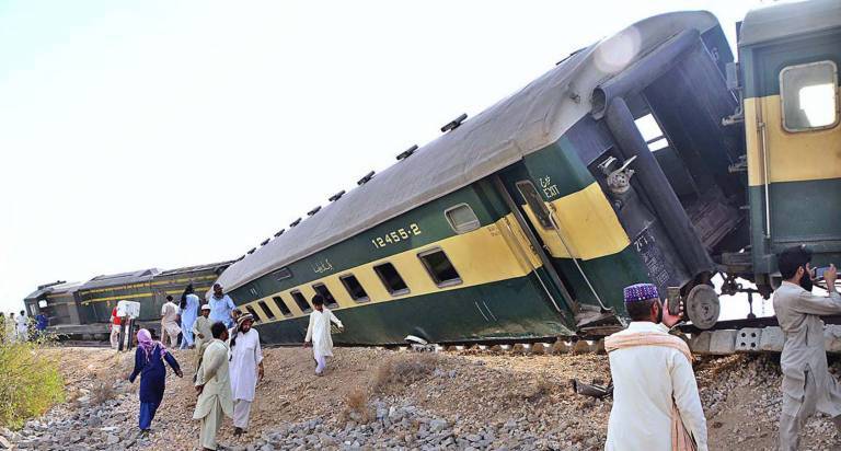 30 maut, lebih 100 cedera selepas kereta api tergelincir di Pakistan