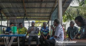 Calon Perikatan Nasional (PN) N.03 Kota Siputeh, Mohd Ashraf Mustaqim Badrul Munir menyantuni penduduk ketika berkempen sempena Pilihan Raya Negeri Ke-15 (PRN15) Kedah di Kampung Baru Tepi Laut, Ayer Hitam, Kedah. Foto MOHD ADZLAN, 03 OGOS 2023.