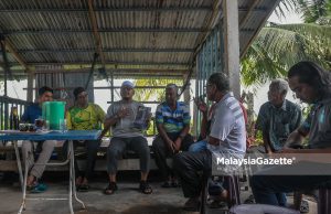 Calon Perikatan Nasional (PN) N.03 Kota Siputeh, Mohd Ashraf Mustaqim Badrul Munir menyantuni penduduk ketika berkempen sempena Pilihan Raya Negeri Ke-15 (PRN15) Kedah di Kampung Baru Tepi Laut, Ayer Hitam, Kedah. Foto MOHD ADZLAN, 03 OGOS 2023.