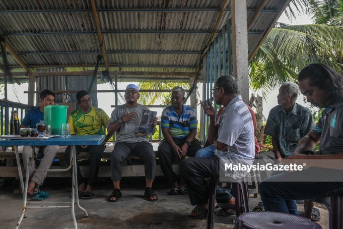 Calon Perikatan Nasional (PN) N.03 Kota Siputeh, Mohd Ashraf Mustaqim Badrul Munir menyantuni penduduk ketika berkempen sempena Pilihan Raya Negeri Ke-15 (PRN15) Kedah di Kampung Baru Tepi Laut, Ayer Hitam, Kedah. Foto MOHD ADZLAN, 03 OGOS 2023.