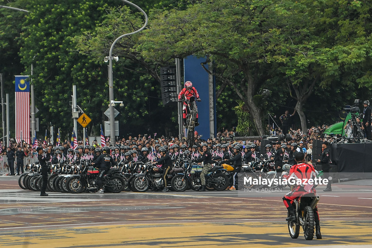 Lompatan rentas 66 motosikal curi perhatian sambutan Hari Kebangsaan