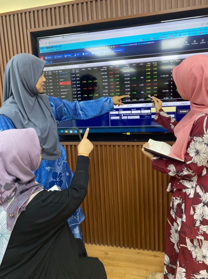 Pelajar UPM diberi penerangan mengenai pelaburan saham