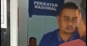Dalam video berdurasi tujuh saat itu, individu ynag didakwa Khairul Anuar didapati menolak warga emas berbaju t merah.