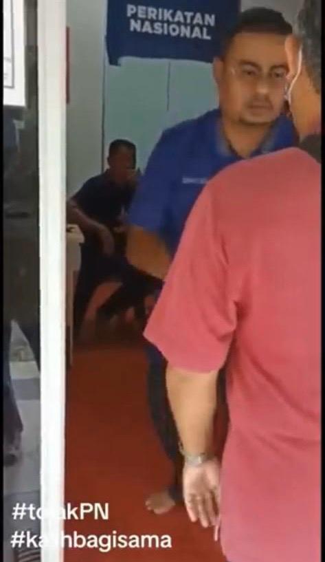Dalam video berdurasi tujuh saat itu, individu ynag didakwa Khairul Anuar didapati menolak warga emas berbaju t merah.