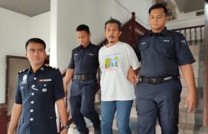 Tak mengaku pukul jiran hingga parah guna pengunci stereng