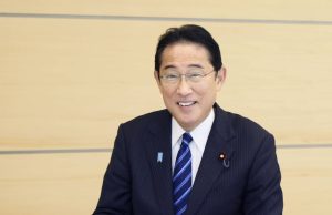 PM Jepun makan ikan sashimi dari perairan Fukushima