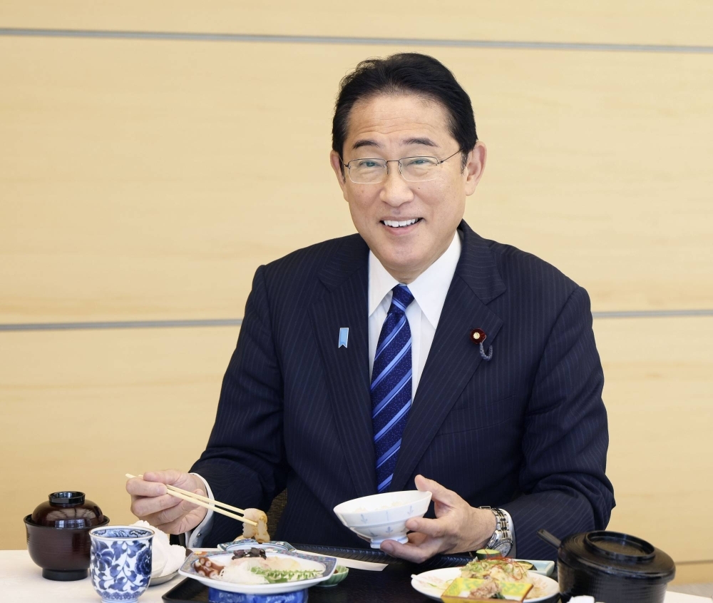 PM Jepun makan ikan sashimi dari perairan Fukushima