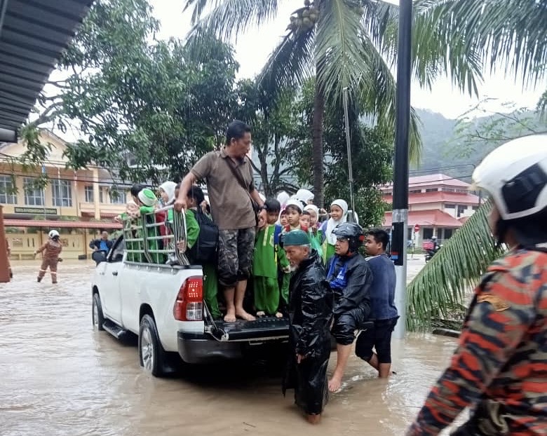 Bomba Selamatkan 40 Murid Pasti Terperangkap Dalam Banjir