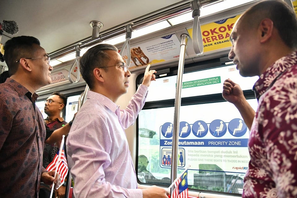 Tren gerabak LRT dihiasi corak, tema Cerita Malaysiaku!