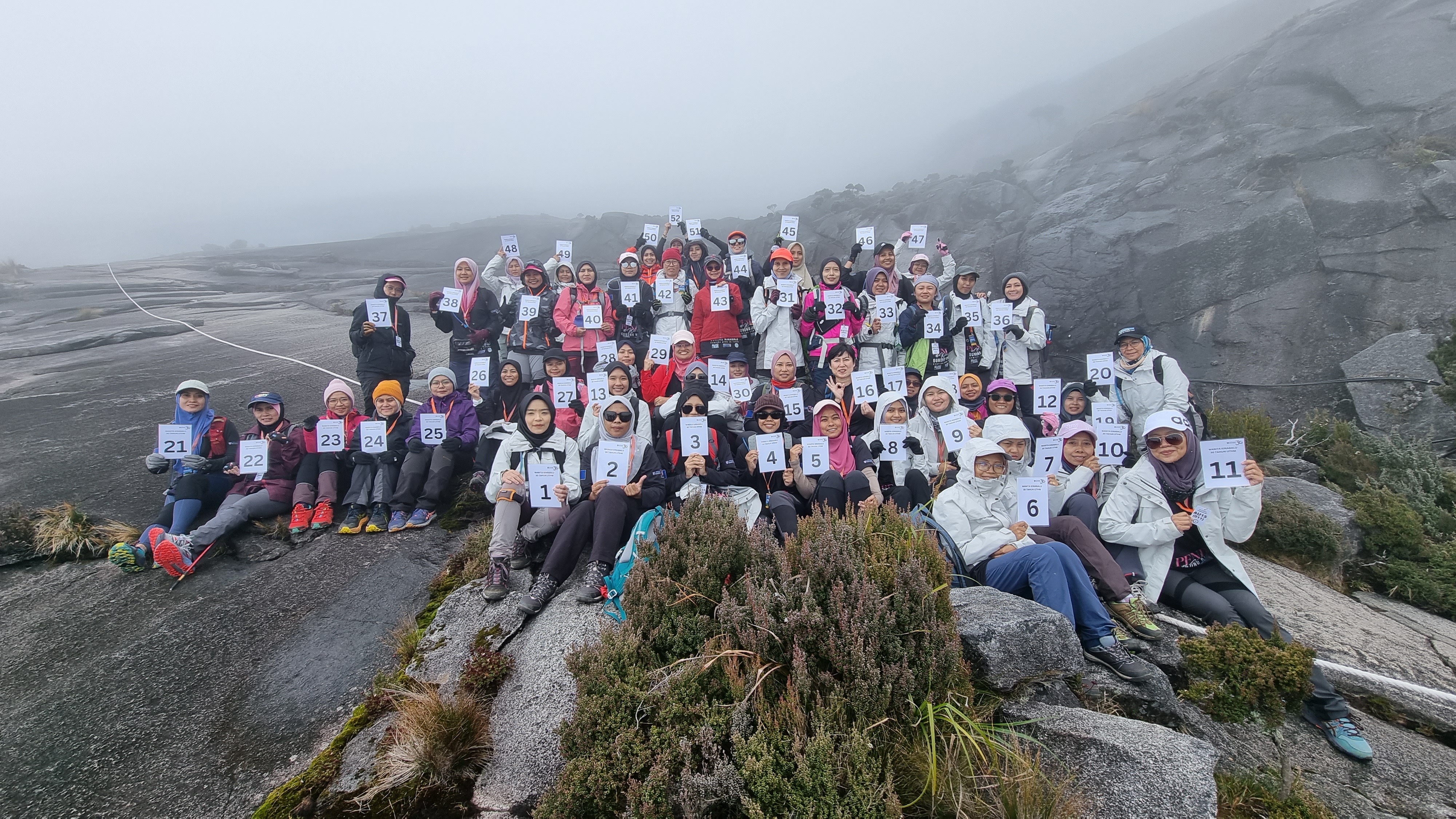 52 kakitangan wanita UTHM tawan Gunung Kinabalu