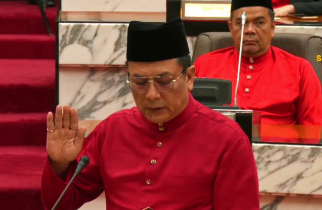 Mohd Kamri Kamaruddin (PKR-Bukit Antarabangsa) mengangkat sumpah sebagai Timbalan Speaker Dewan Negeri Selangor ke-15.