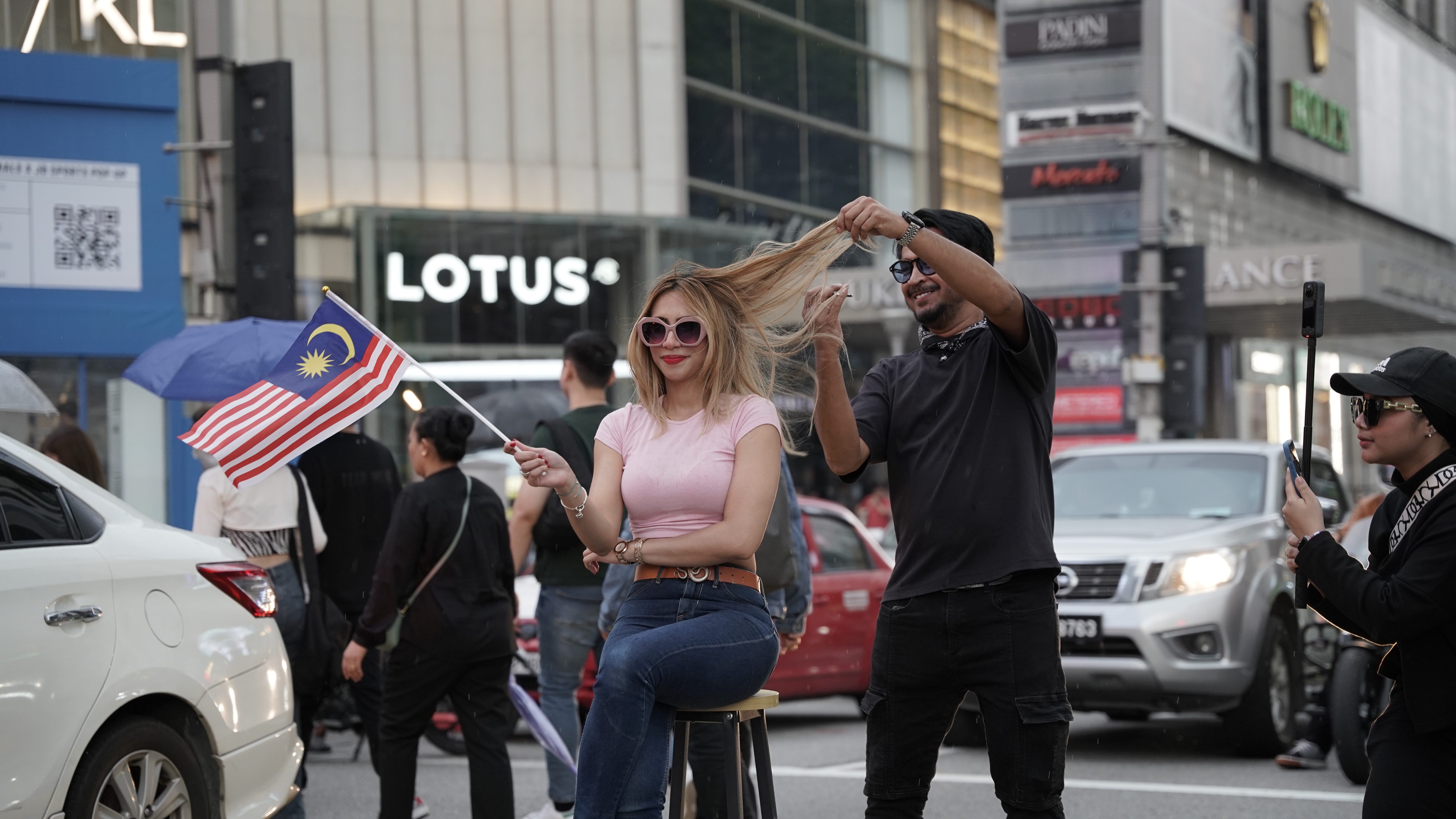Aksi gunting rambut di tengah ibu kota sempena Hari Malaysia