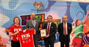 KSU Kementerian Belia dan Sukan (KBS), Dr. Nagulendran Kangayatkarasu menerima sumbangan penaja sempena HSN2023