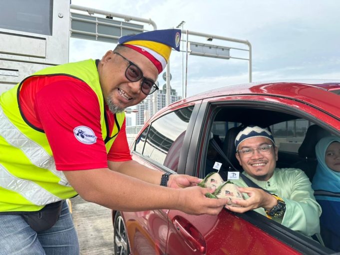 Pengguna Lebuhraya SUKE menerima nasi lemak percuma PROLINTAS sempena Hari Kemerdekaan