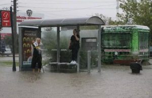 Jalan raya menjadi sungai di Turkiye akibat hujan lebat