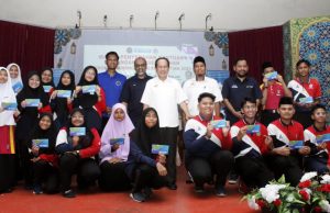 500 murid sekolah Pontian terima bantuan persekolahan YBR