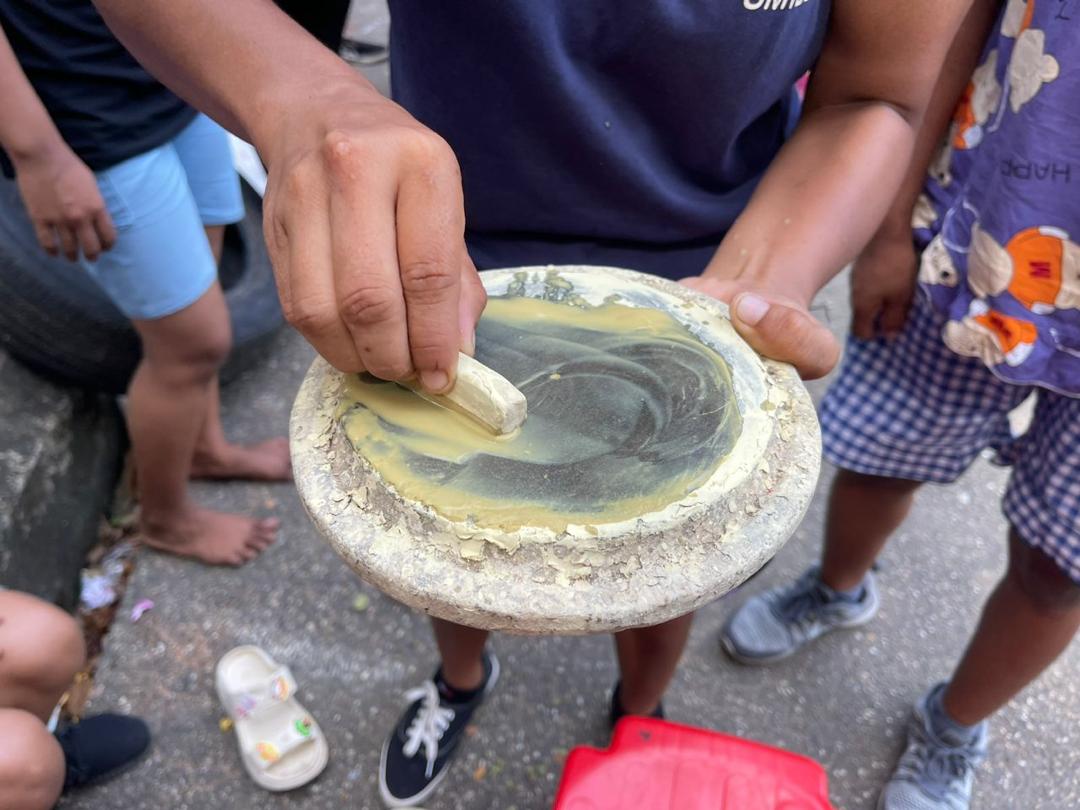 Tradisi orang Myanmar pakai bedak sejuk waktu siang