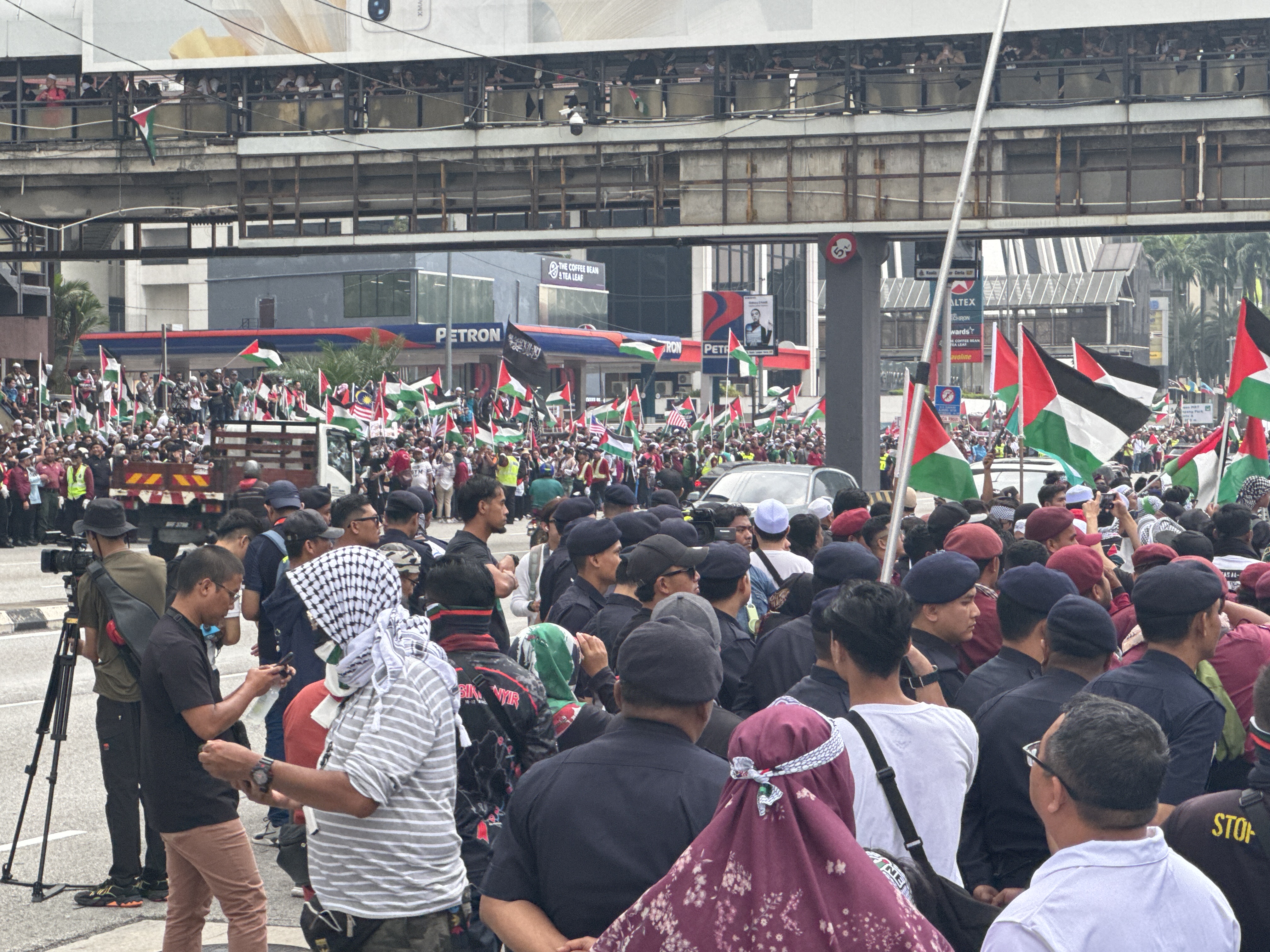 Orang ramai berhimpun di kedua dua arah jalan raya di Jalan Tun Razak sekitar Kedutaan AS sebagai tanda solidariti Palestin petang tadi