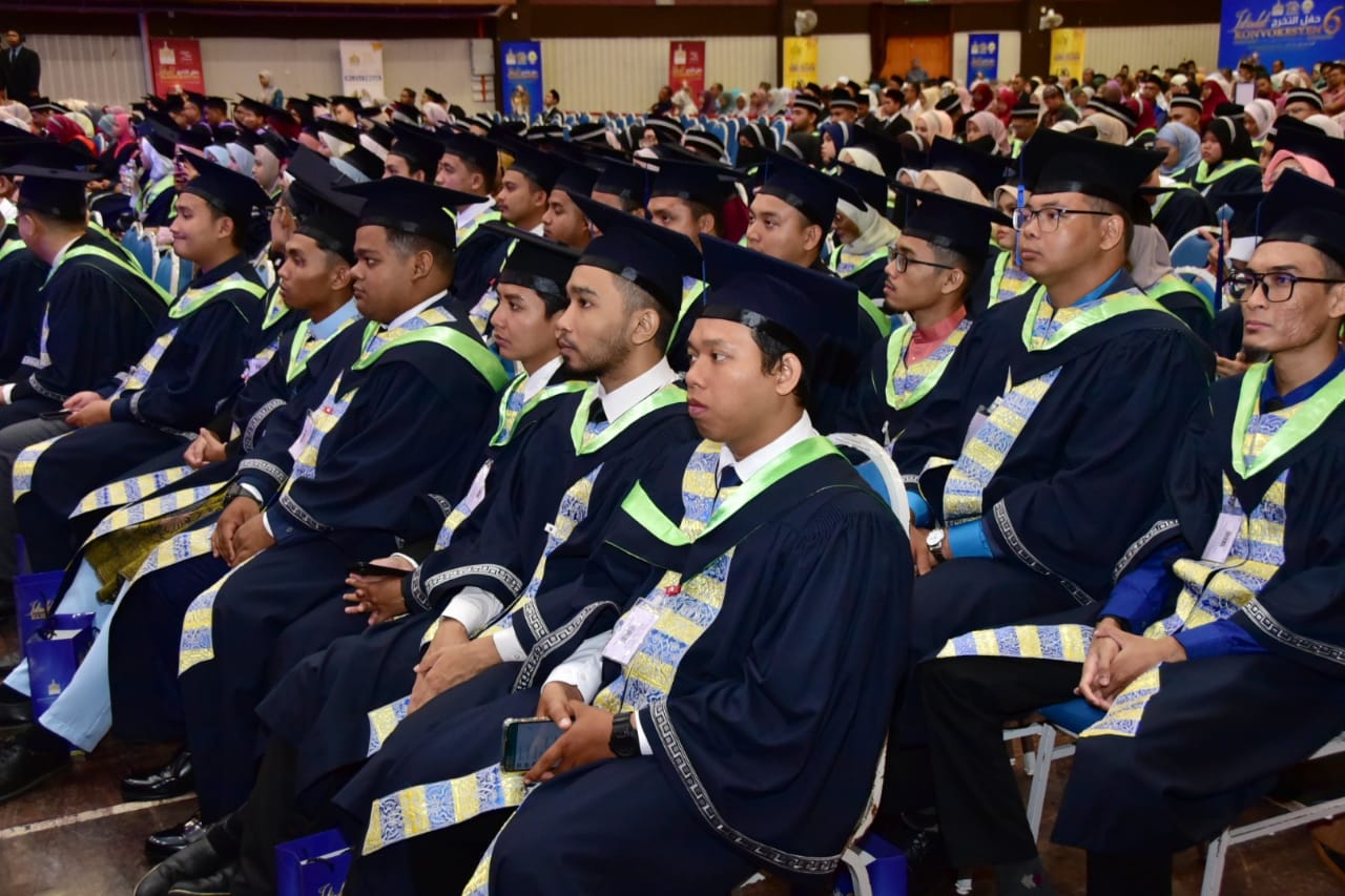 275 graduan KUIPs terima ijazah, diploma