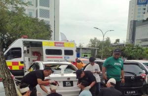 Penyokong Selangor, Perak bergaduh, sebuah kereta turut rosak